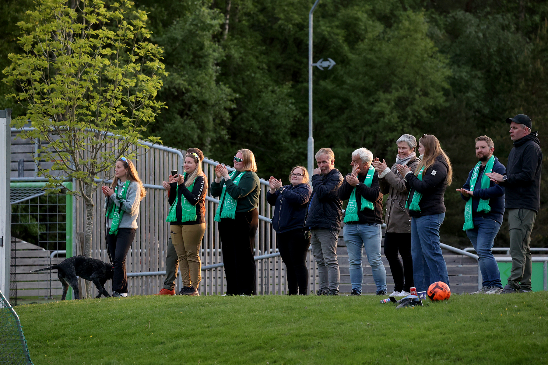 Mange hadde møtt opp for å se kampen fredag kveld, og de ga applaus til laget etter at dommeren blåste av kampen.