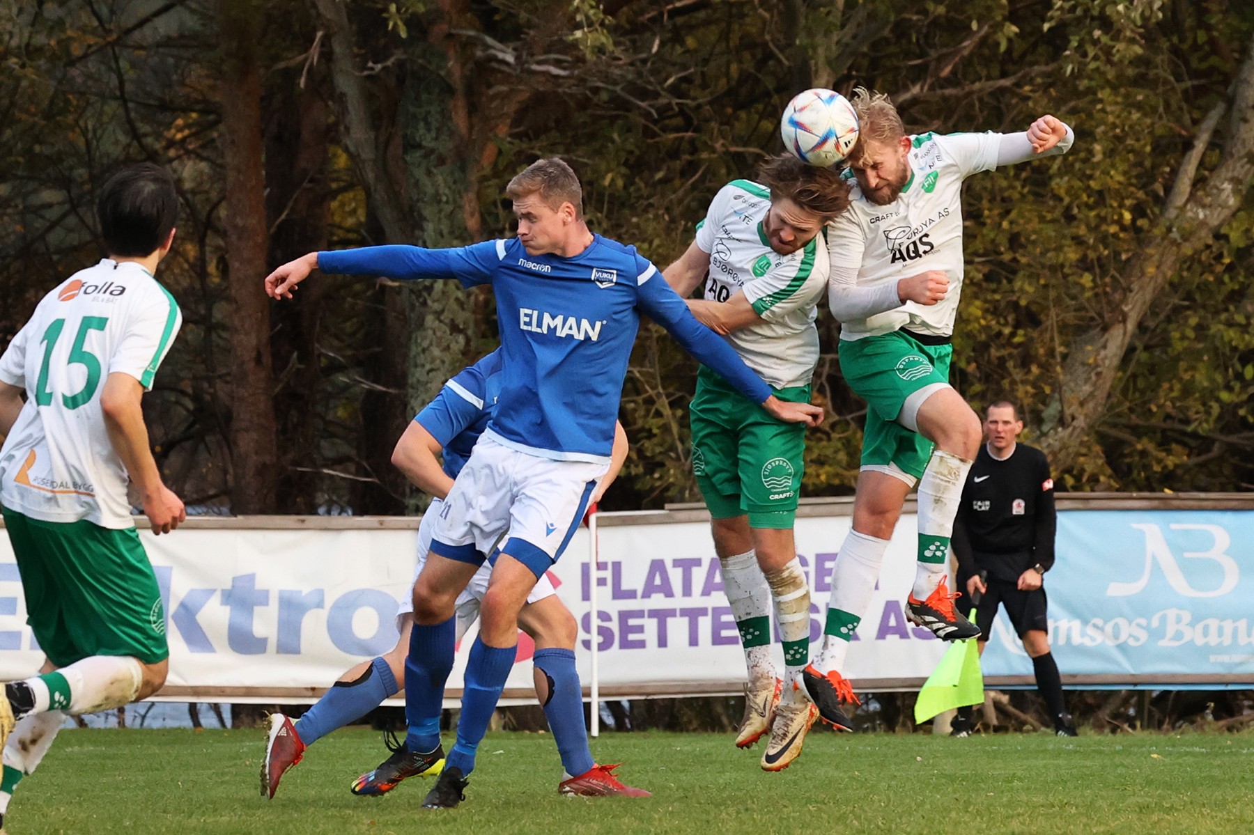 En sjelden brødreduell: Både Karl Ivar og Ola Kristian Dahle Høstland går opp for å heade.