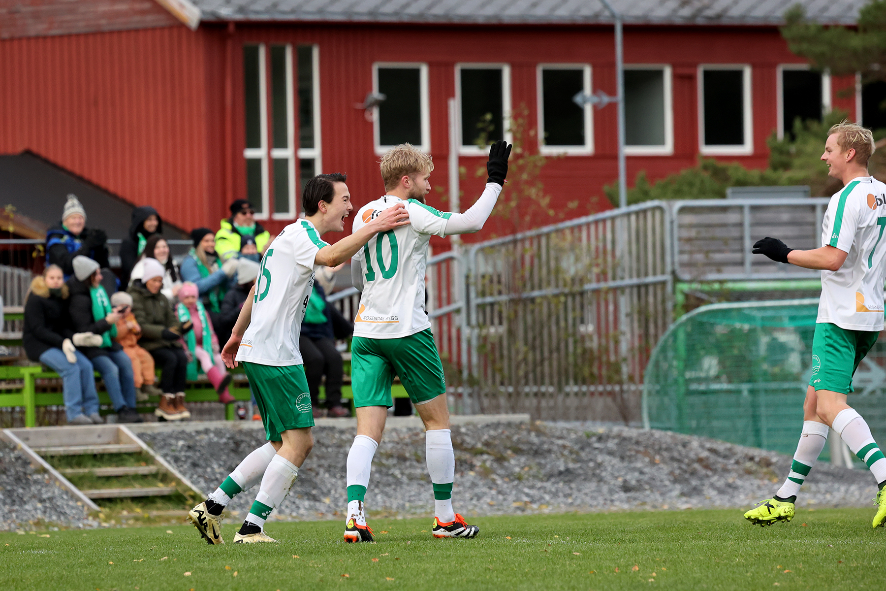 Lucas Haagensen jubler etter å ha satt 1-0 mot Vuku.