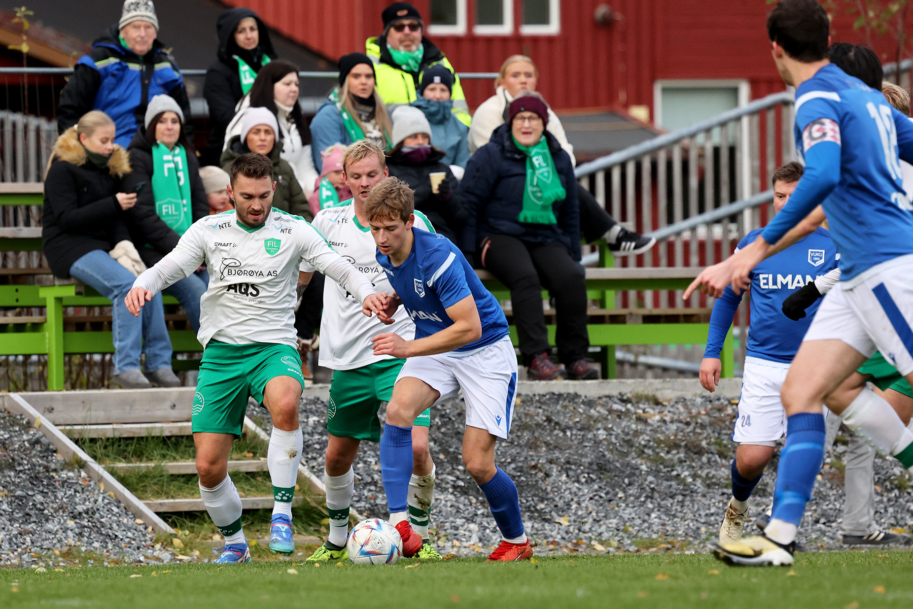 Det trofaste Flatanger-publikummet møtte opp, og lørdag var skjerfet til mer nytte enn ellers.