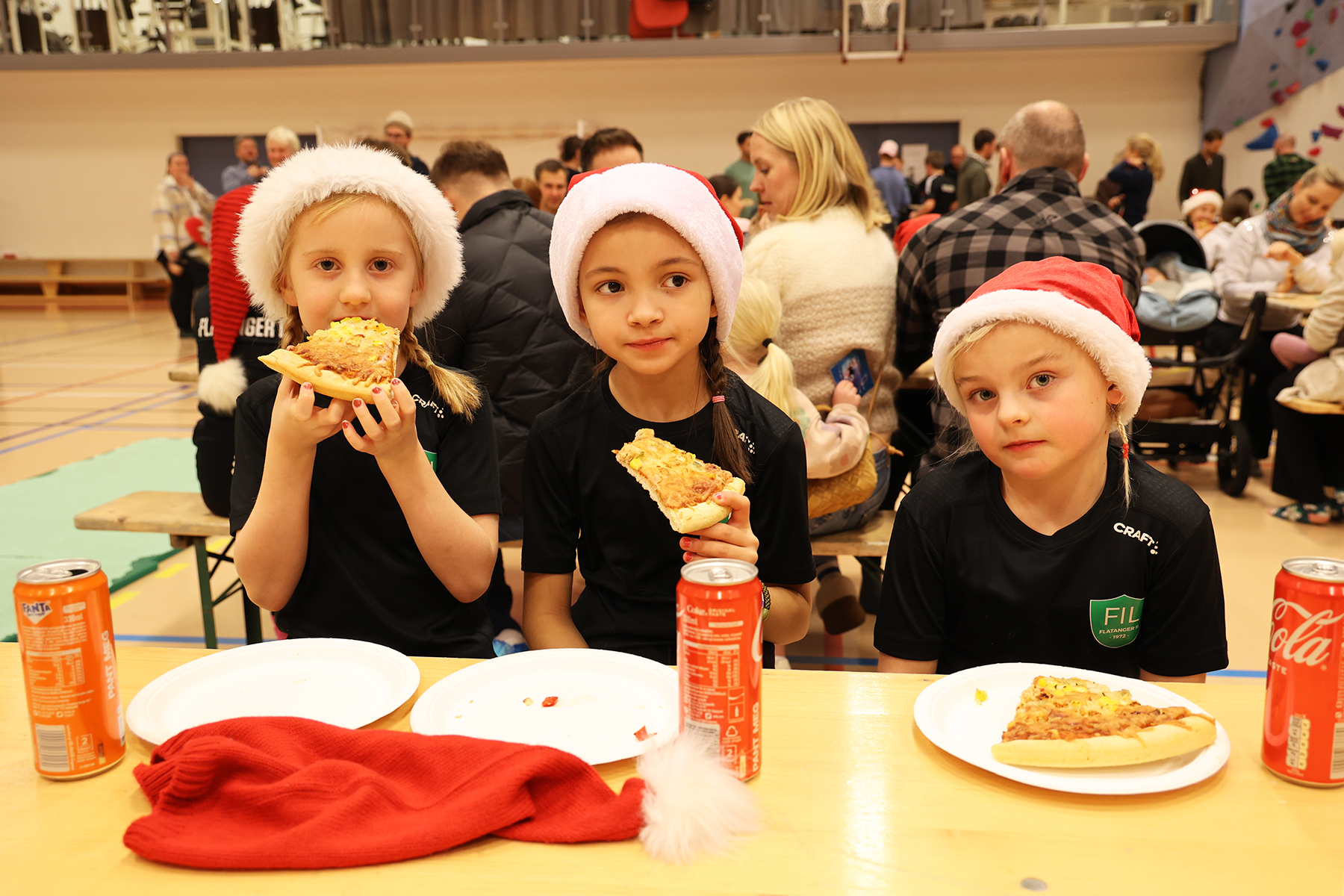 Idrettslaget serverte pizza og brus under juleavslutninga, og Stella (til venstre), Lotta og Nora syntes det smakte godt med pizza.