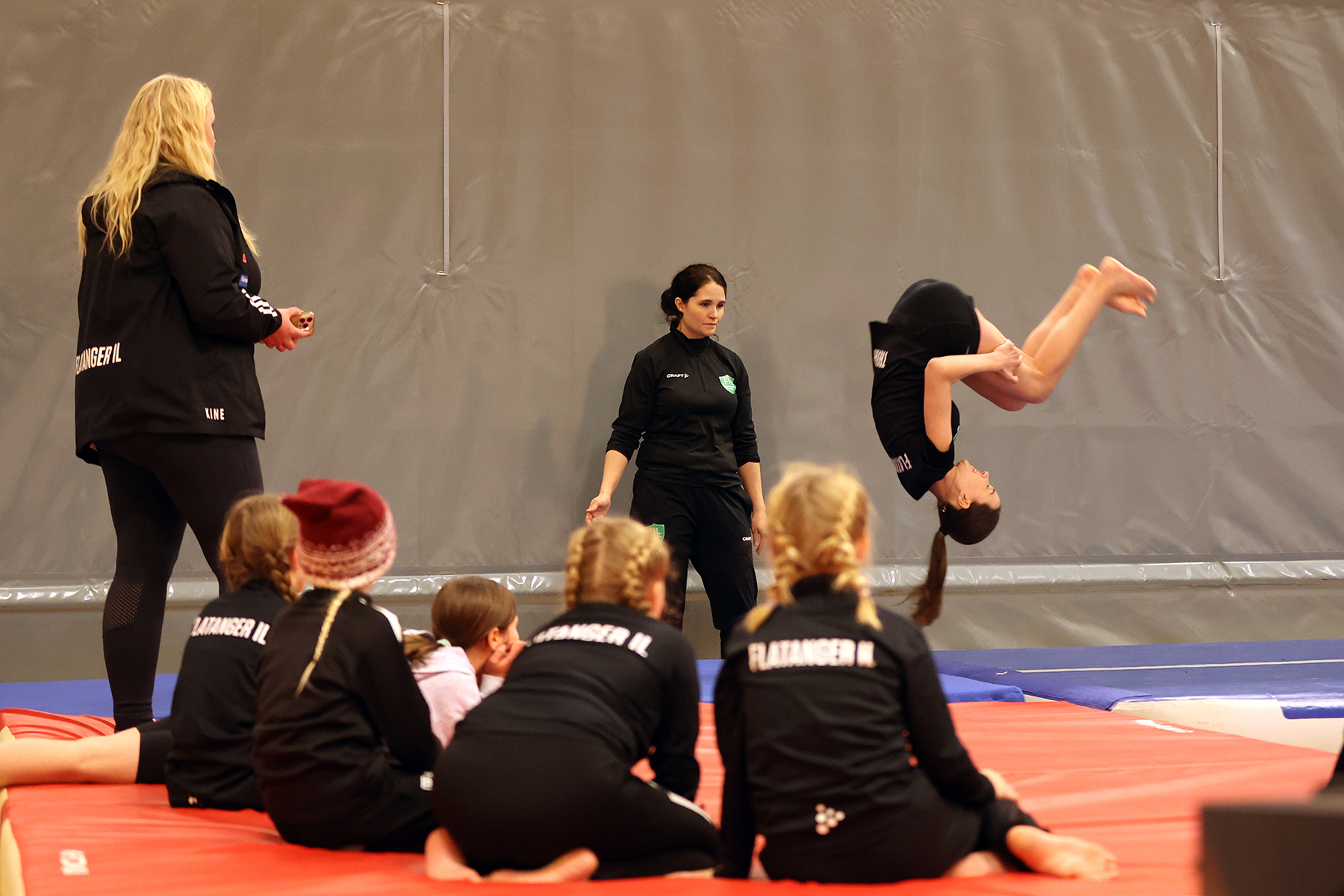 Margit Ekker D&oslash;lvik og unge turnere f&oslash;lger med, mens de st&oslash;rste er i aksjon.