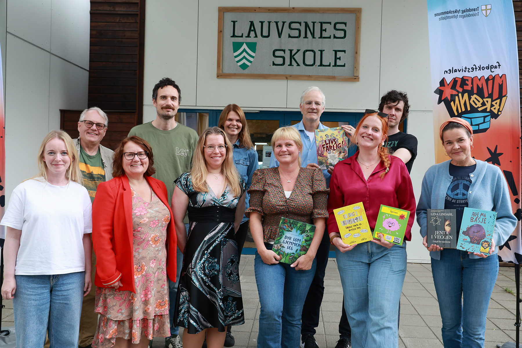 Forfattere og arrang&oslash;rer, foran fra venstre: Malin Kvam, fylkesbiblioteket, bibliotekar Turid Kjendlie, leseambassad&oslash;r Kristin Einvik, forfatter Line Renslebr&aring;ten, forfatter Sarah Herlofsen og forfatter Lena Lindahl. Bak fra venstre: Teknisk delegert Morten Kristiansen, Kristian Nilsen, fylkesbiblioteket, Ingrid Ericson, fylkesbiblioteket, forfatter Reidar M&uuml;ller og Sigbj&oslash;rn Lilleeng, forfatter og illustrat&oslash;r.