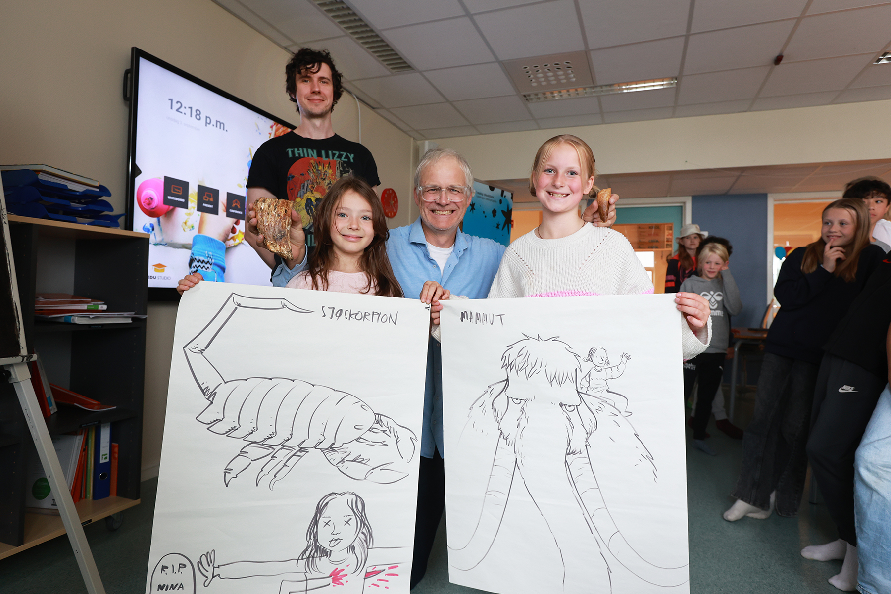 Sigbj&oslash;rn Lilleeng og Reidar M&uuml;ller har skrevet bok om livets utvikling, og Sigbj&oslash;rn tegnet to av jentene i klasserommet. Nina (til venstre) og Jenny fikk med seg tegningene heim etterp&aring;.