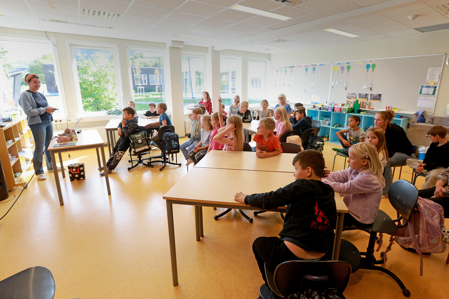 Lena Lindahl har skrevet boka "Alle m&aring; b&aelig;sje", og hun bes&oslash;kte 1. og 2. klasse som fulgte ivrig med.