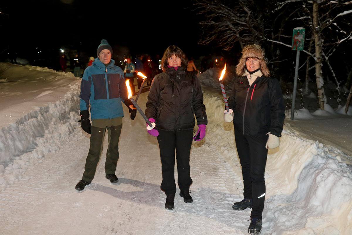 Helge Staven, Grete P. Halmøy og Siri-Mette Røstvoll i styret for Storfjellets venner gir Per Anton Løfsnæs æren for at det ble lys langs stien til Storfjellet.