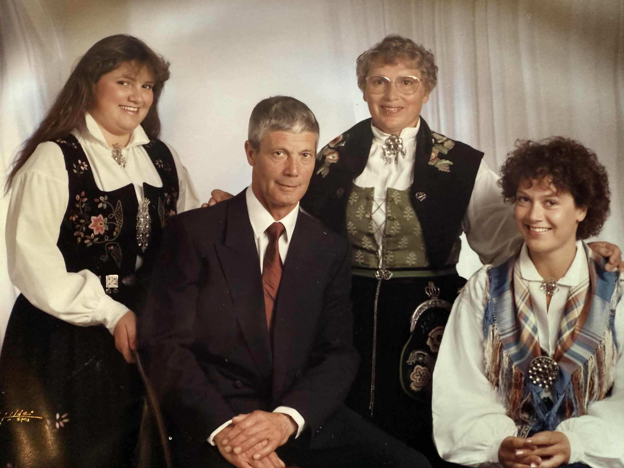Familiebilde. Thor og Ellen med d&oslash;trene Lisbeth t.v. og Sissel t.h. 