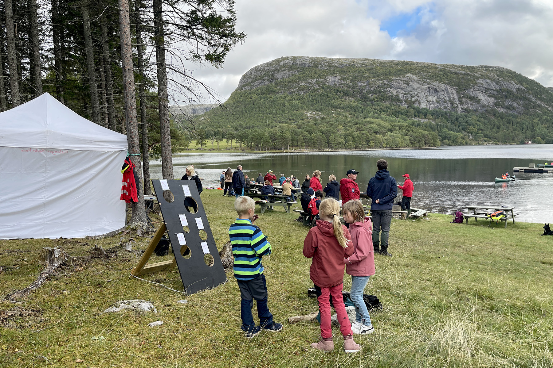 Både små og store koste seg på familiedagen. (Foto: Birgit Fossvik)