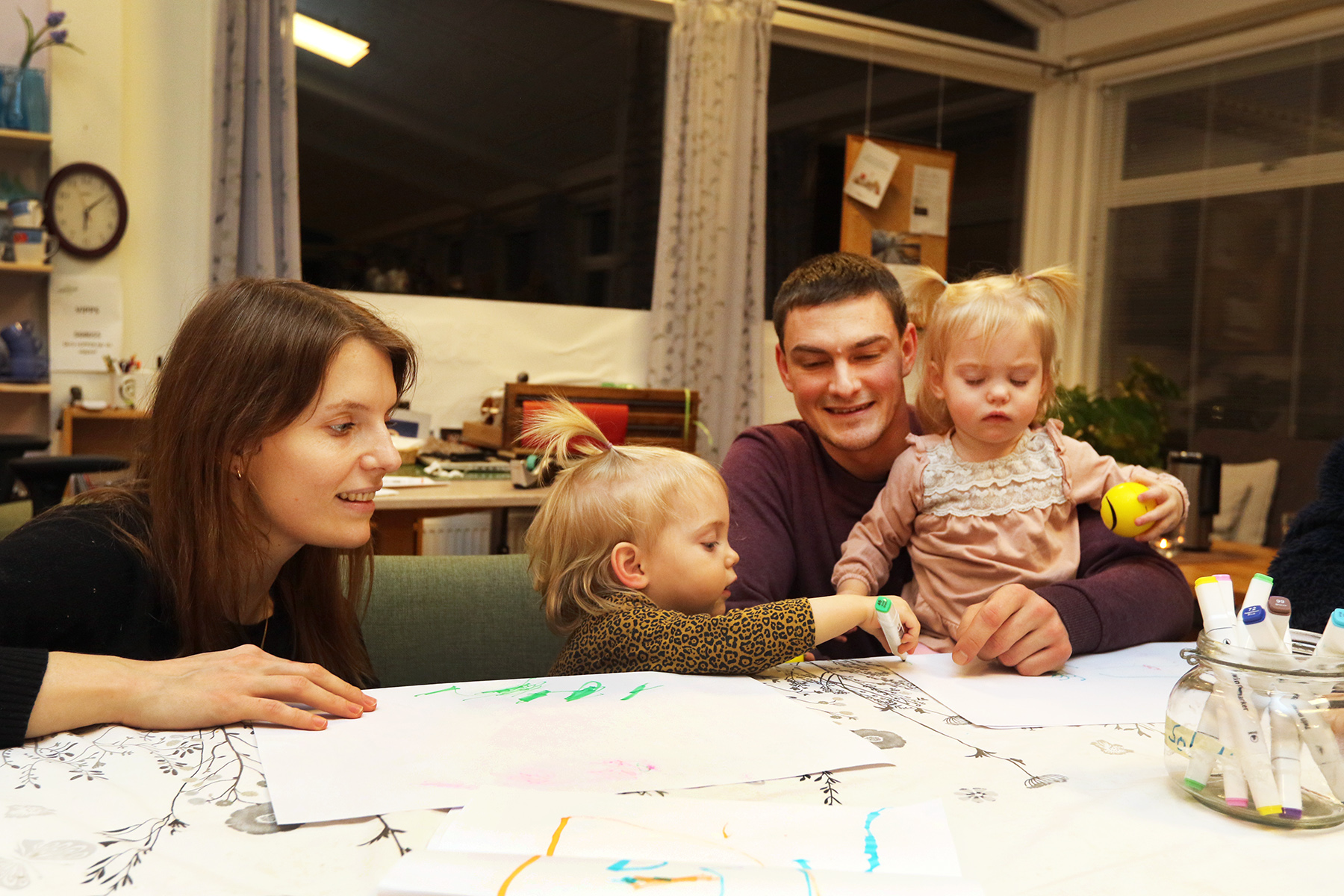 Den ukrainske familien koste seg p&aring; familiedagen. Fra venstre: Marharyta, Sofia, Alisa og Denys Avdieiev.