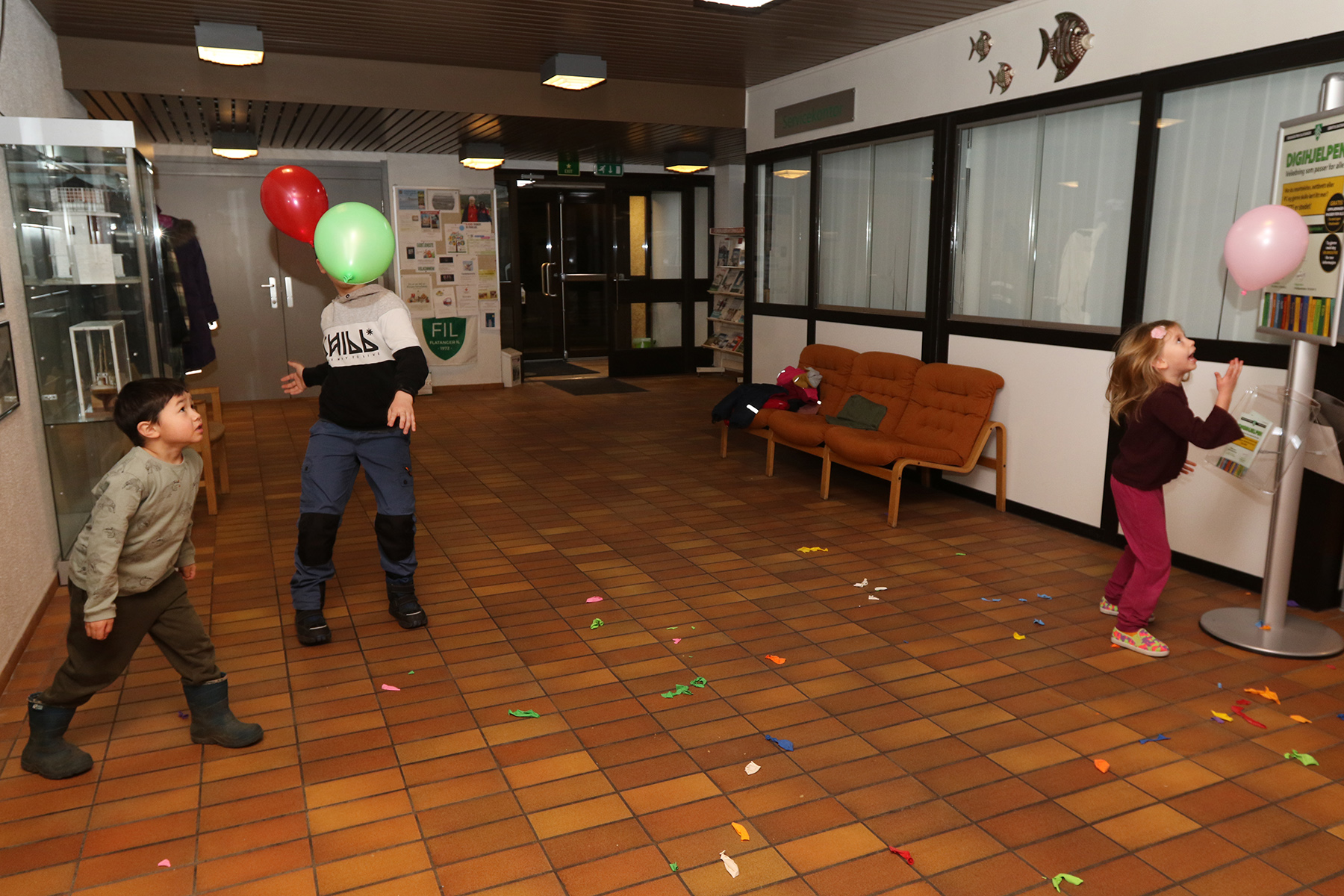 Full fres med ballonger for Rolf, Isak og Liza.