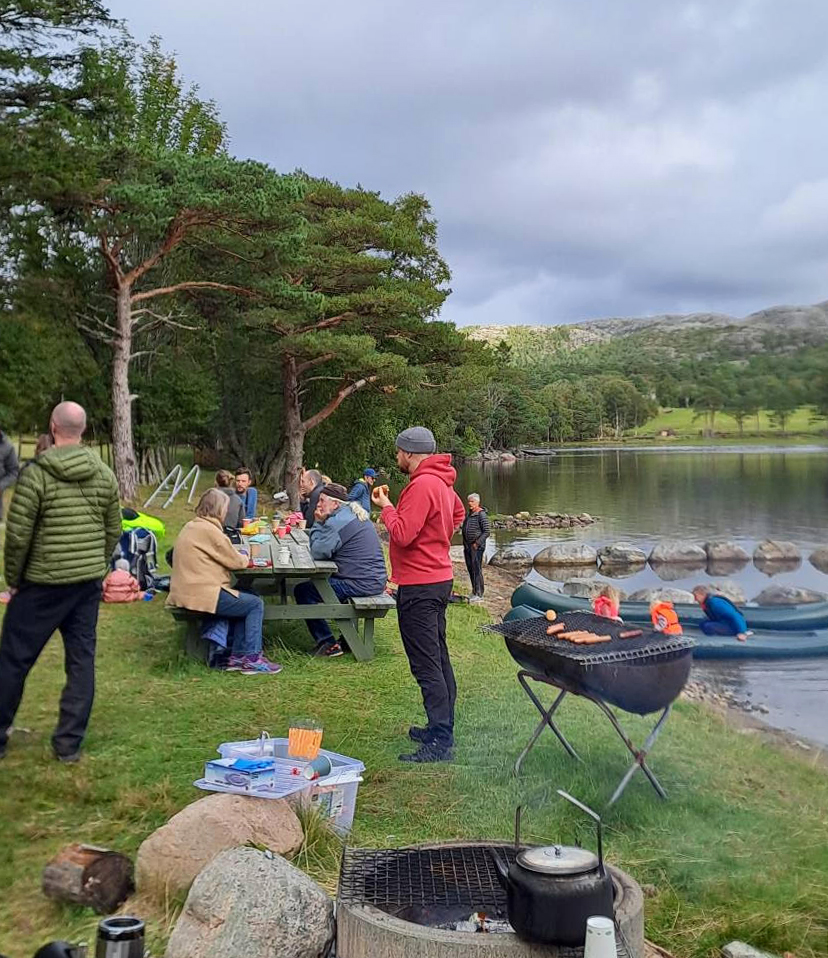 Grilling og trivsel på familiedagen. (Foto: Otto Sandnes)