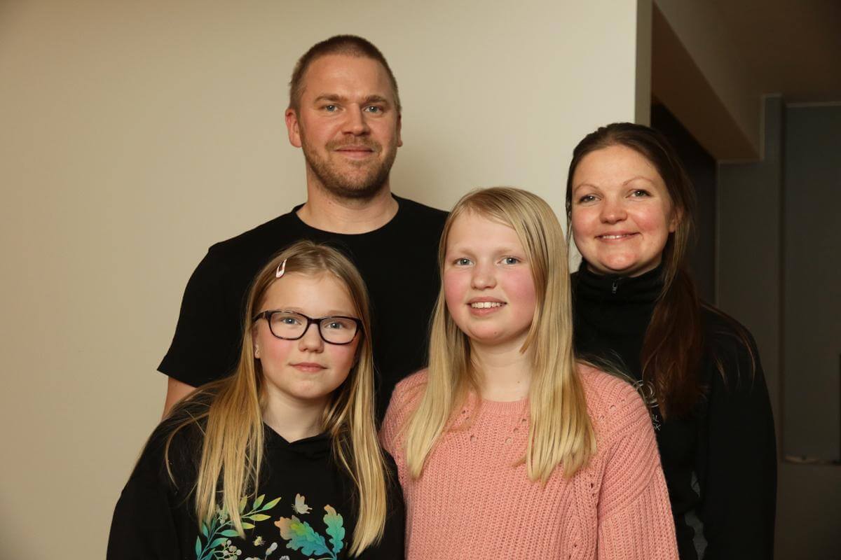 Familien Wiik/Dølvik, Nora (til venstre), Emma, pappa Jonas og mamma Kine.