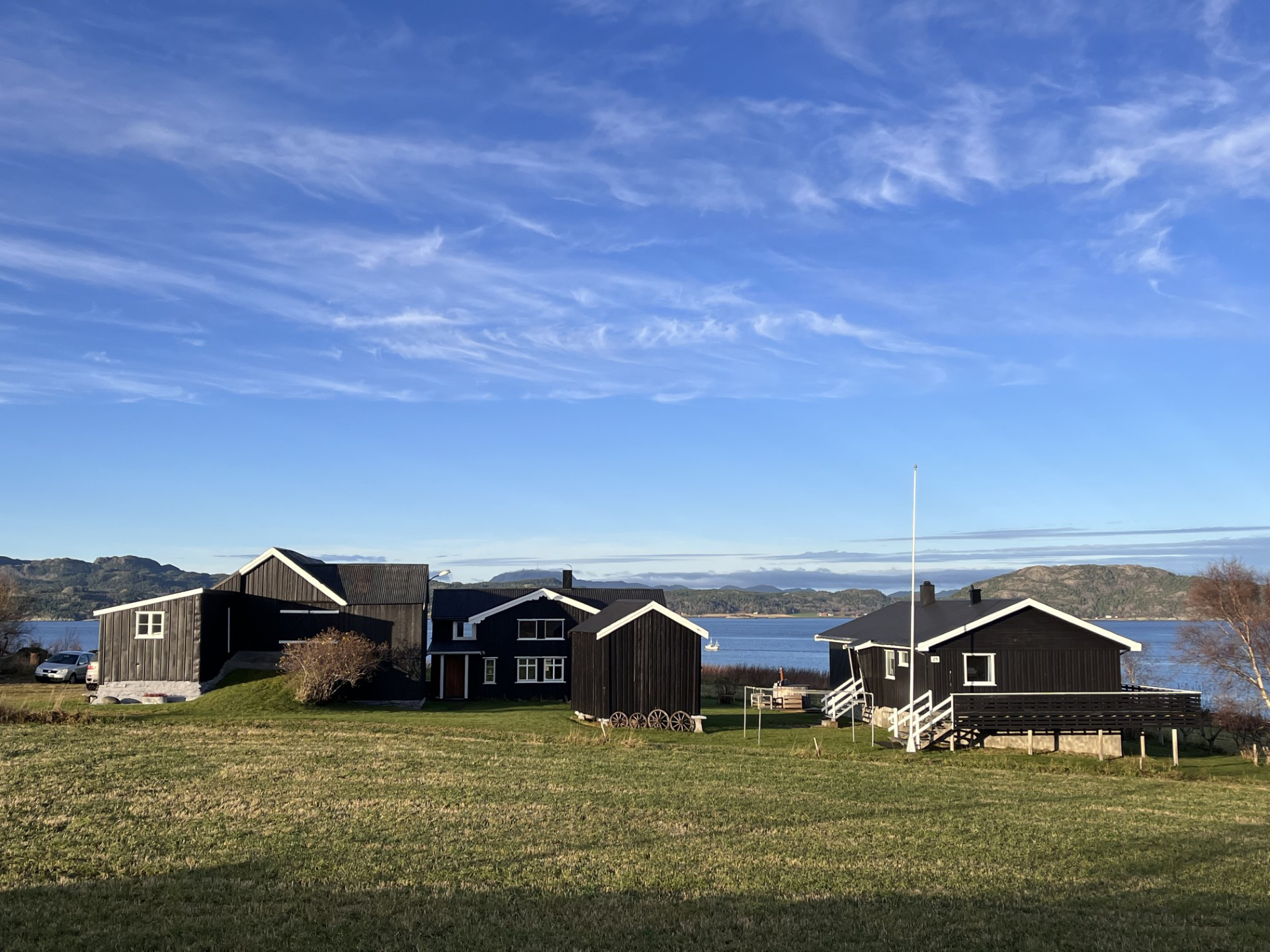 Dette er småbruket i Fevåg som Maren og Thomas har kjøpt, og hvor de har mange planer. (Foto: Trine Oterholm)