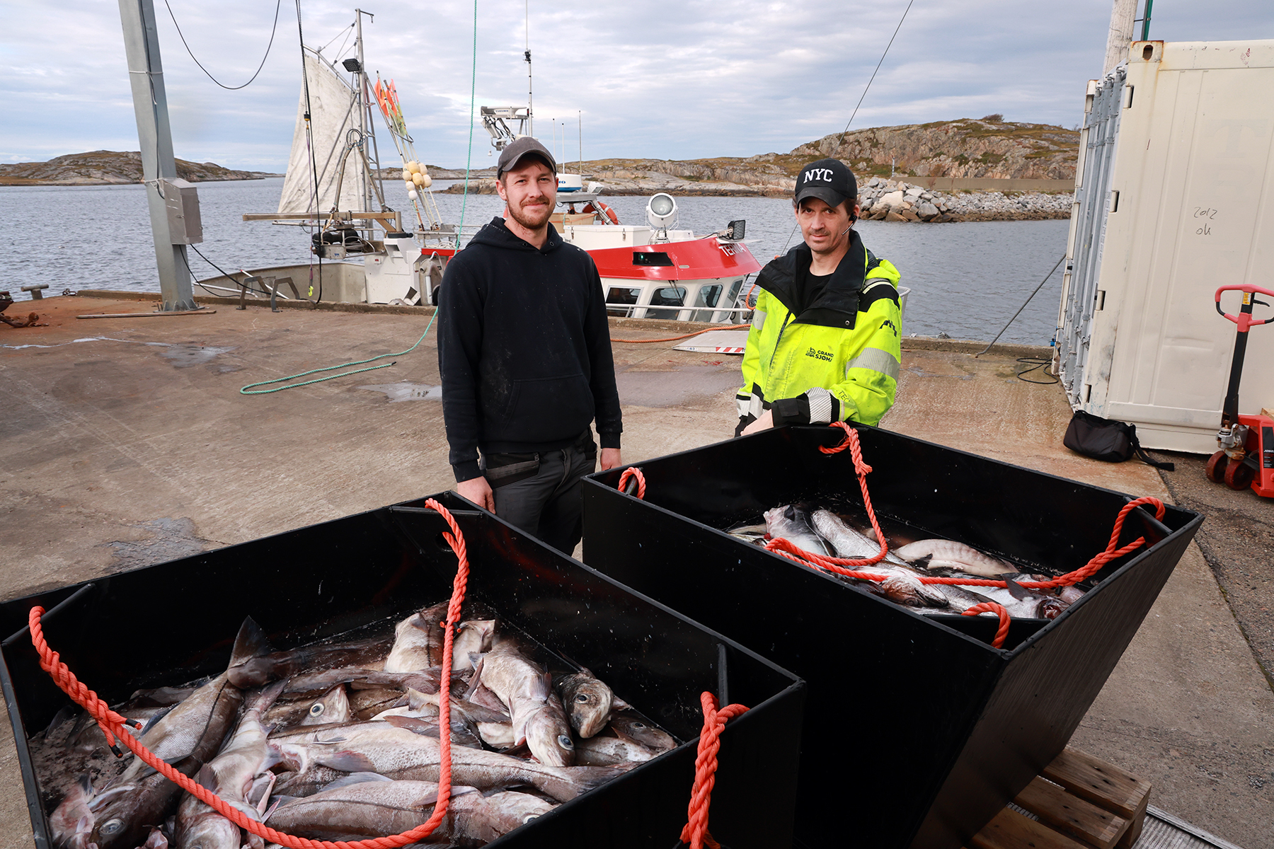 Morten Sj&oslash;mark og sj&aring;f&oslash;r Mats Juberg hos Grande sj&oslash;mat med de siste karene som skal med bilen til Uthaug. 