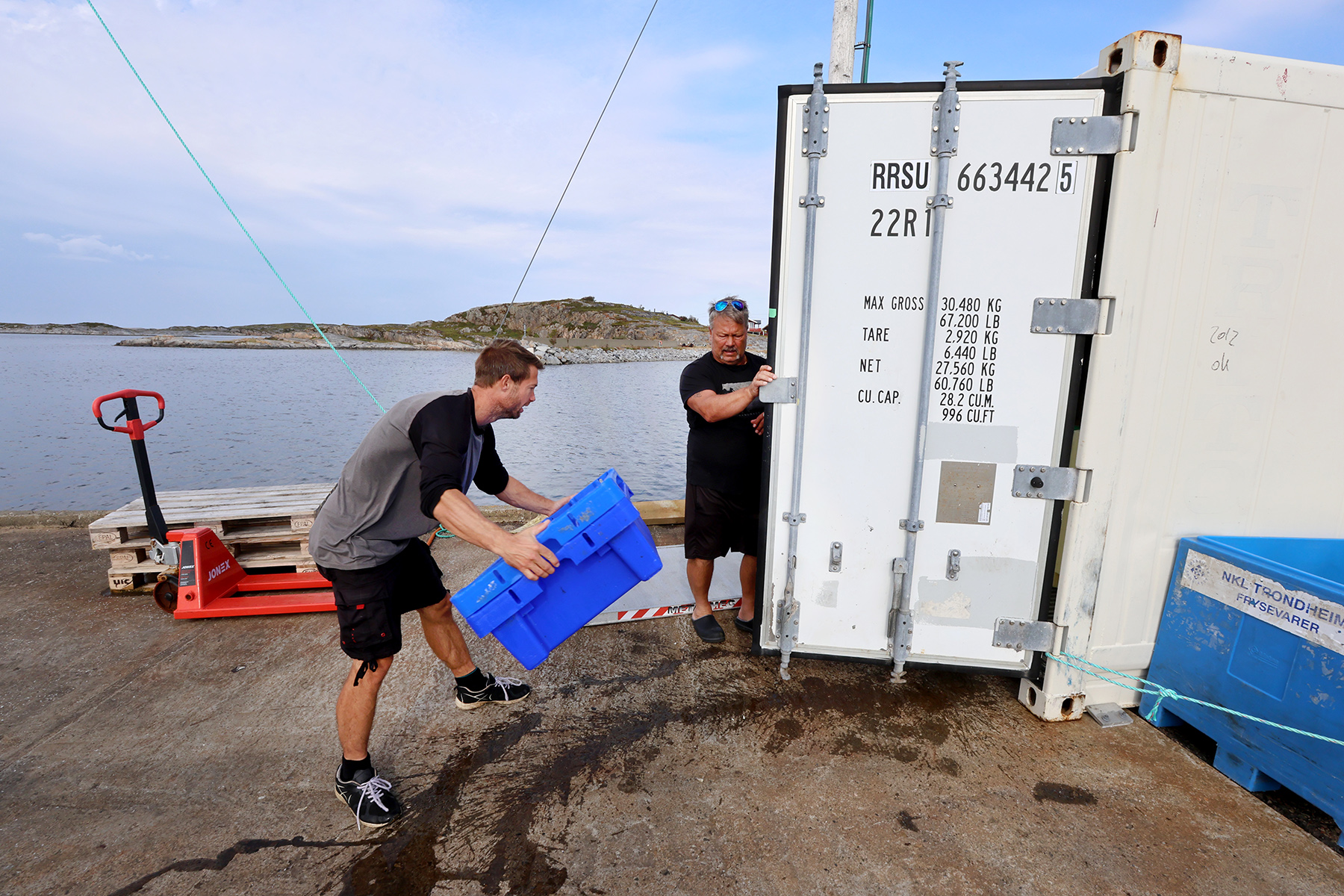 Kj&oslash;lekonteineren begynner allerede &aring; bli for liten. Patrick Bj&oslash;rsvik Dahle og Arve Bj&oslash;rsvik lever til stasjonen..