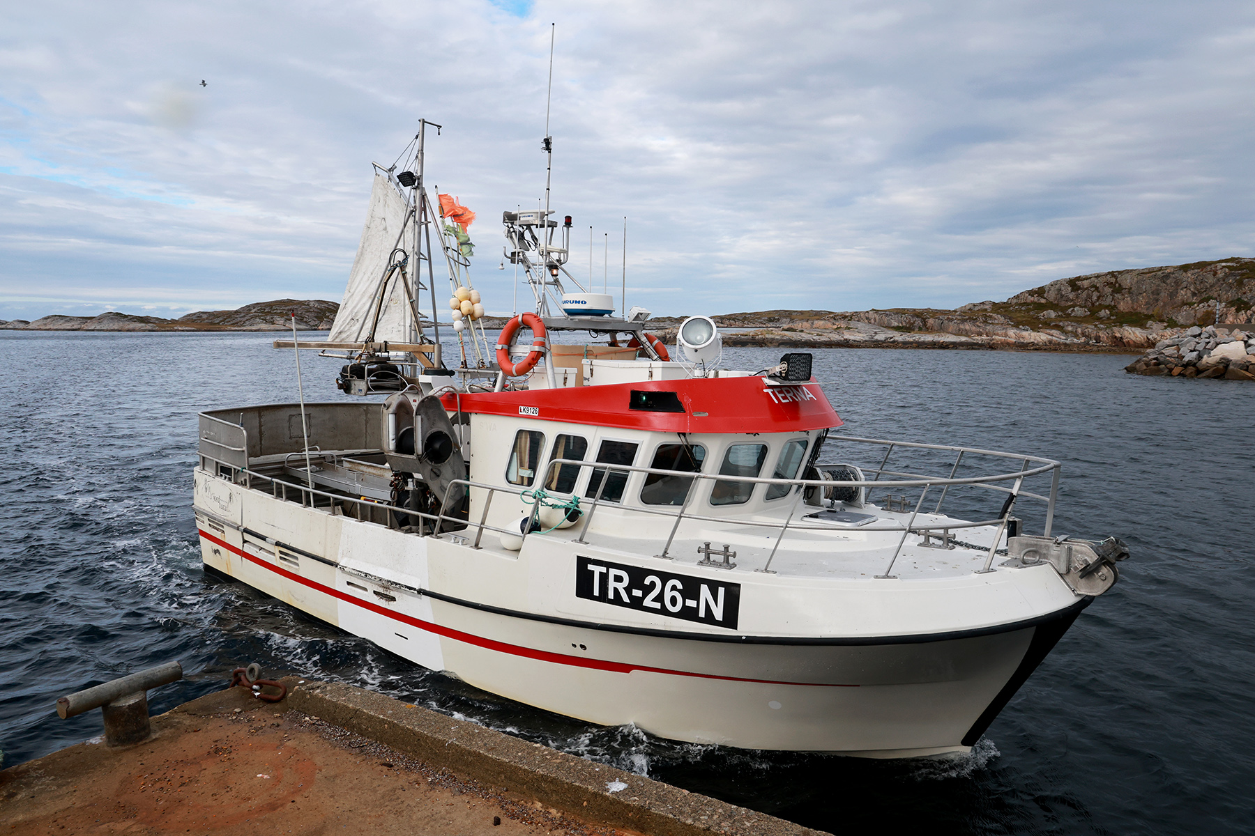 Morten Sj&oslash;mark kommer til land med Terna og kan levere fisken rett p&aring; kj&oslash;lebil fra Grande.