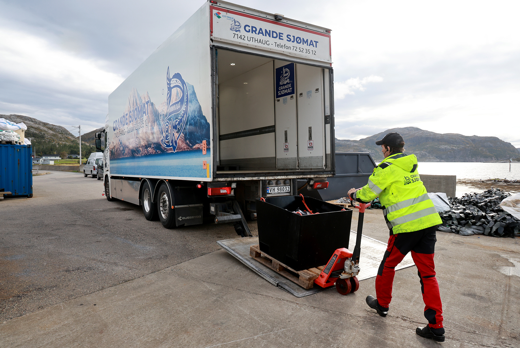 &Eacute;n-to ganger i uka kommer Mats Juberg eller noen av hans kolleger i Grande sj&oslash;mat til Kval&oslash;yseter for &aring; hente fersk fisk ved Flatanger mottaksstasjon.