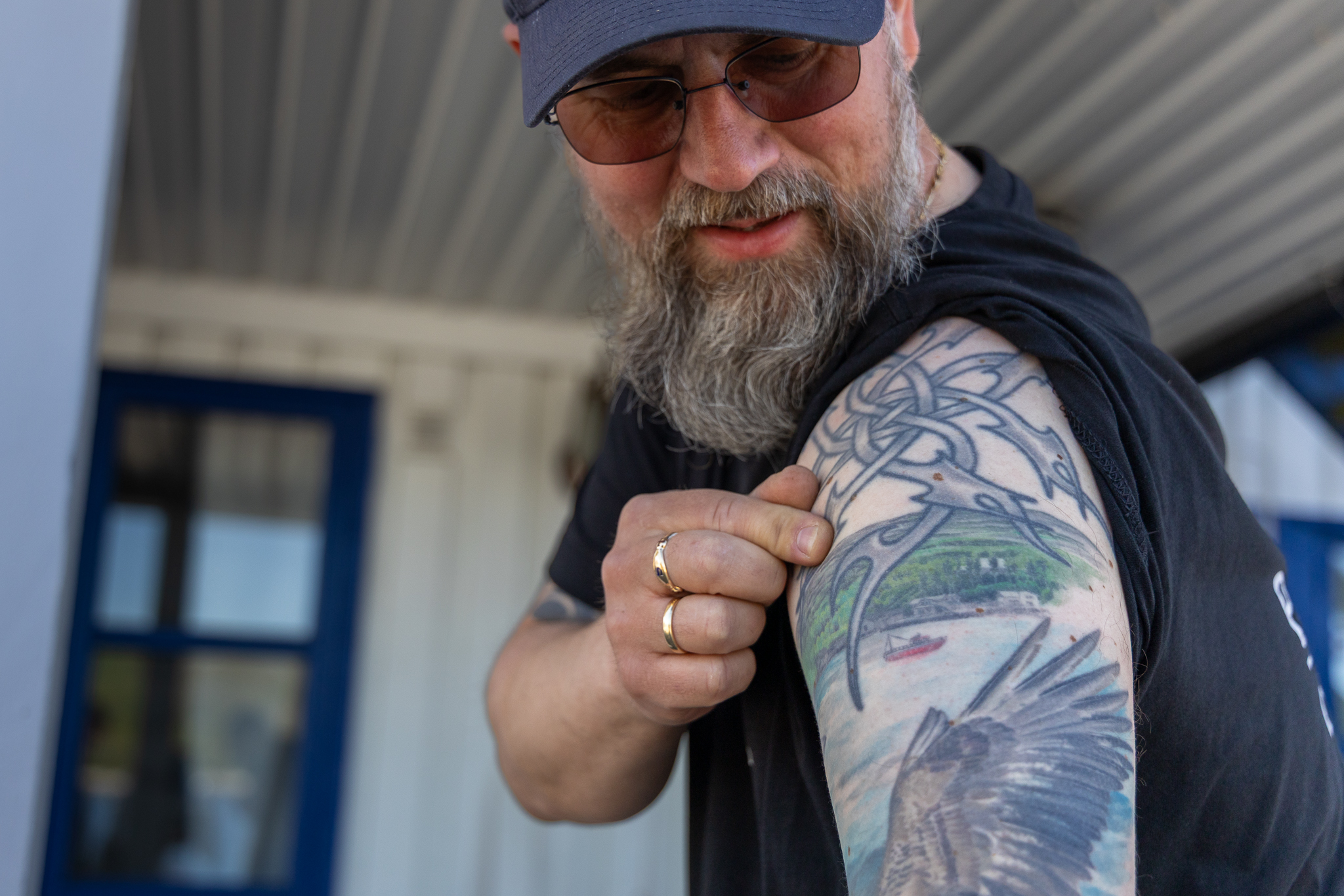 ... tatoveringer nok til to hippier og en krigsseiler, skriver Bj&oslash;rn Johan Jacobsen. 