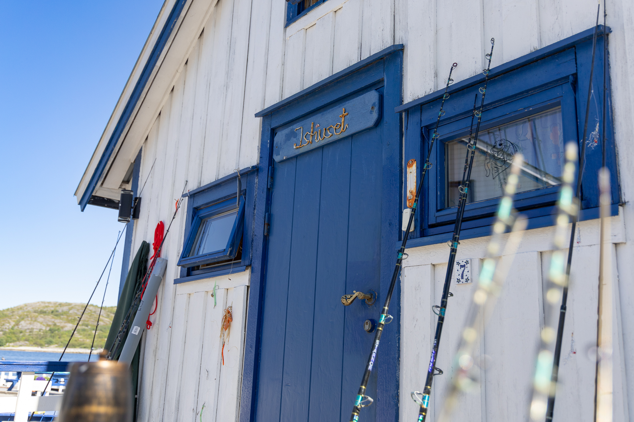 Fiskestengene st&aring;r klare for dagens fangst. 