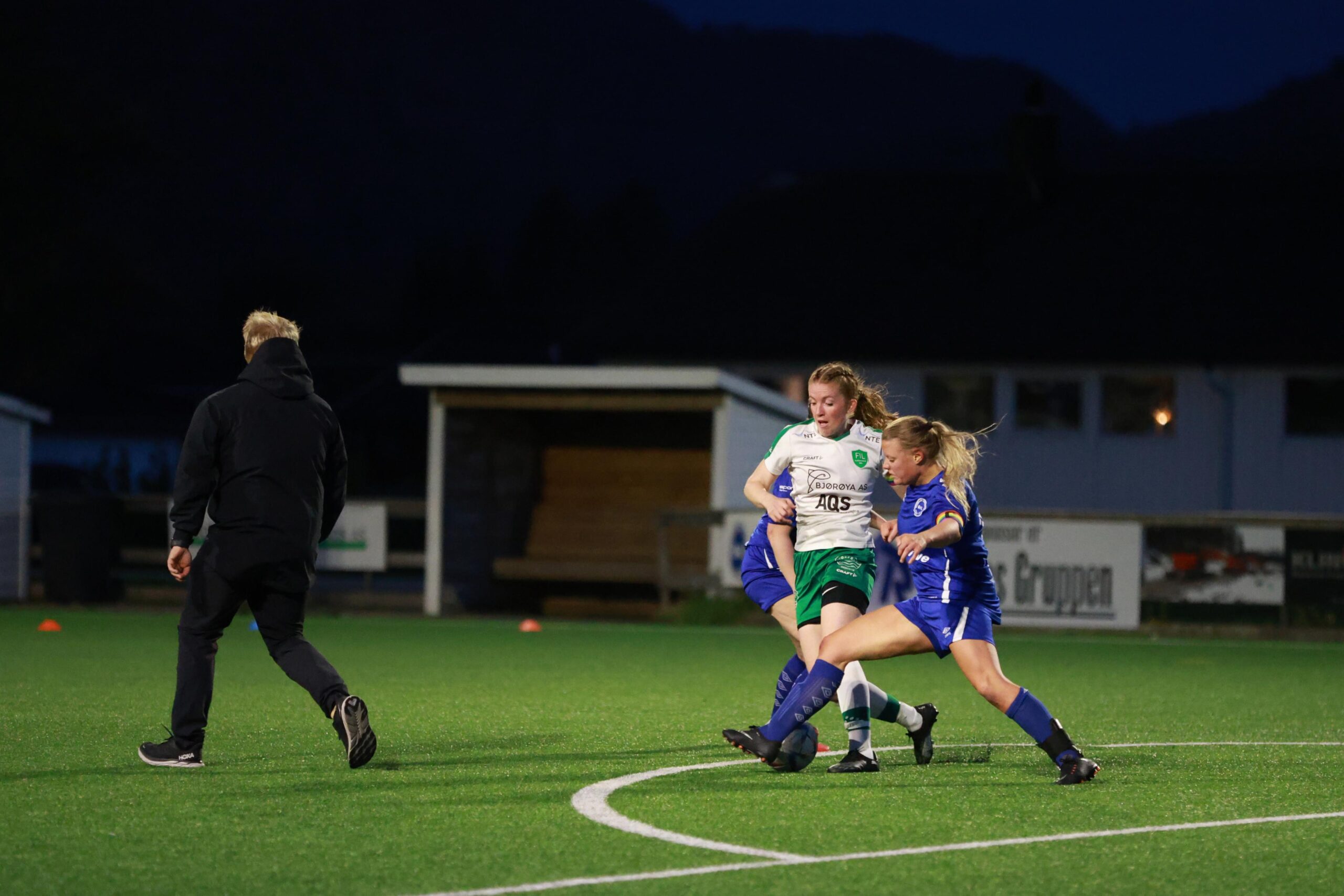 Bangsund ga Flatanger en real fight, og her er det Julie Devik Leithe som f&aring;r en fot inn fra venstre.