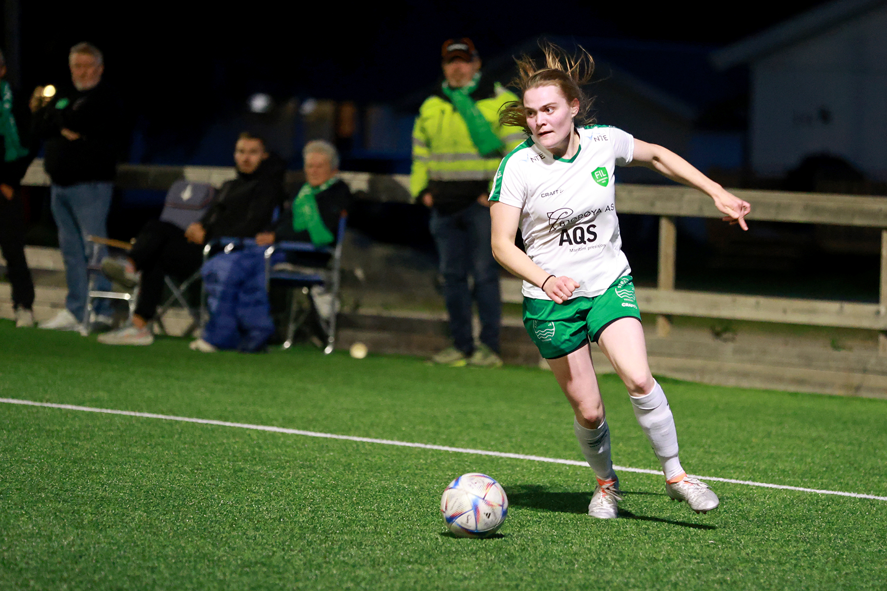 Trofaste supportere inntok sittestilling p&aring; sidelinja, mens Lisbeth Kammen er klar for et innlegg.