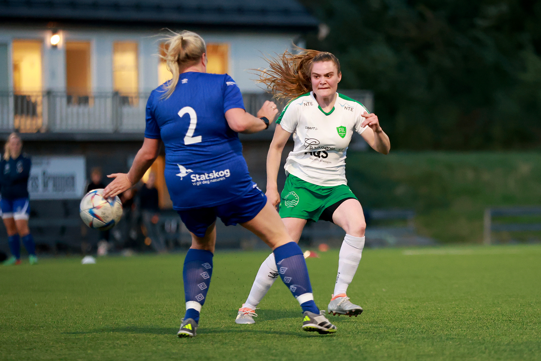 Tja, ball s&oslash;ker h&aring;nd, h&aring;nd s&oslash;ker ball eller bare ball? Lisbeth Kammen s&oslash;rget for skuddet.