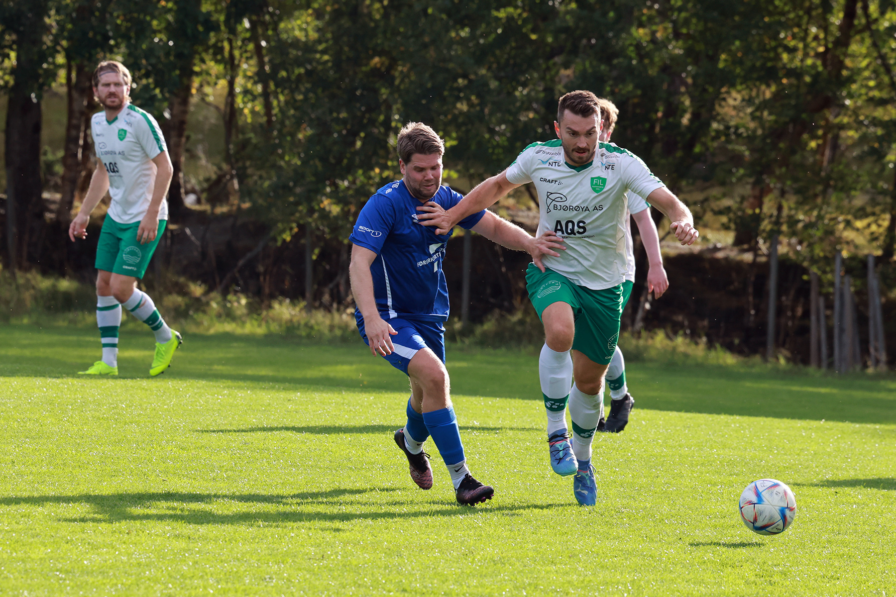 Flatangers Thomas Einvik i kamp med en Bangsund-spiller.
