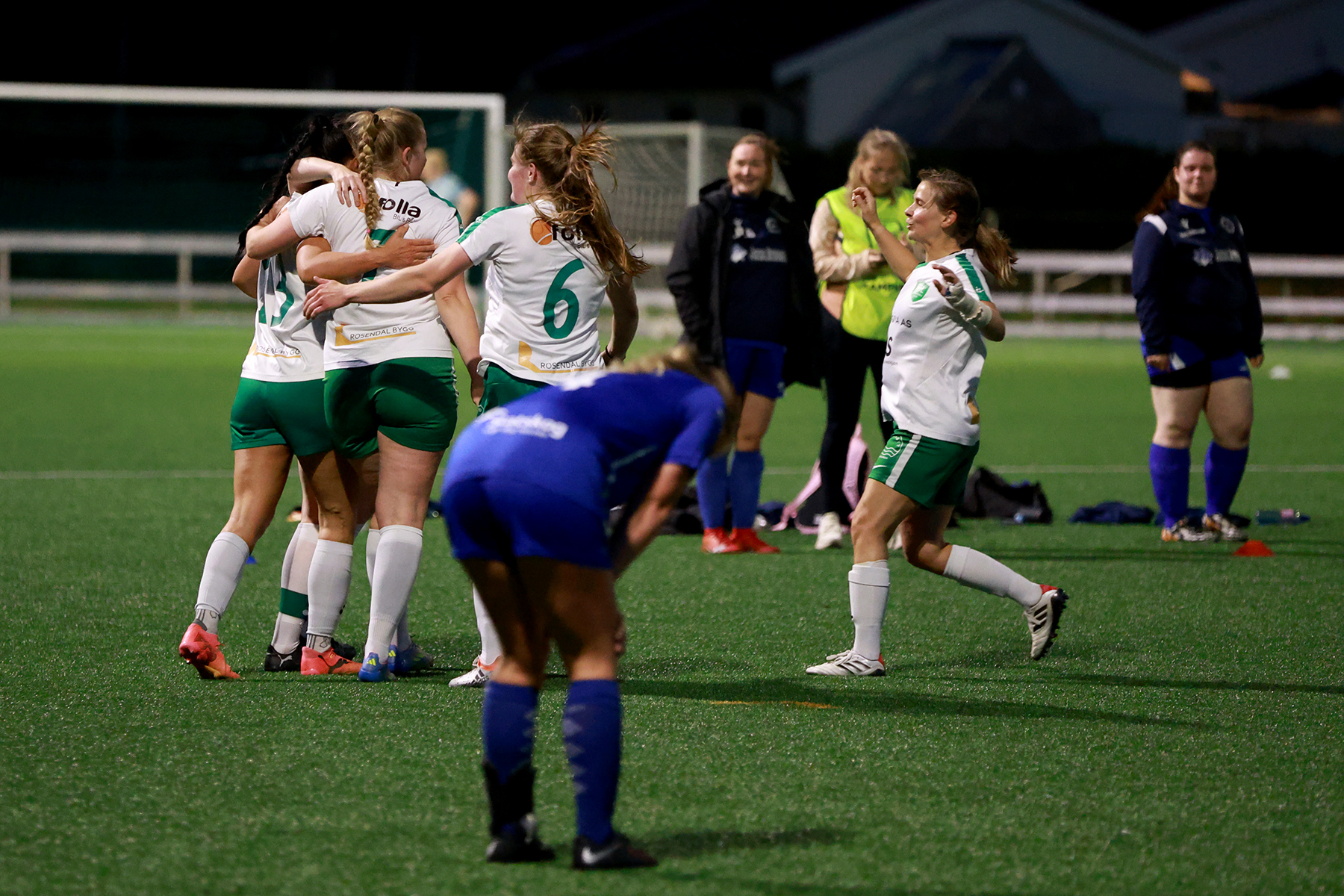 Selvm&aring;l er m&aring;l det ogs&aring;. Flatanger feirer at det st&aring;r 1-2.