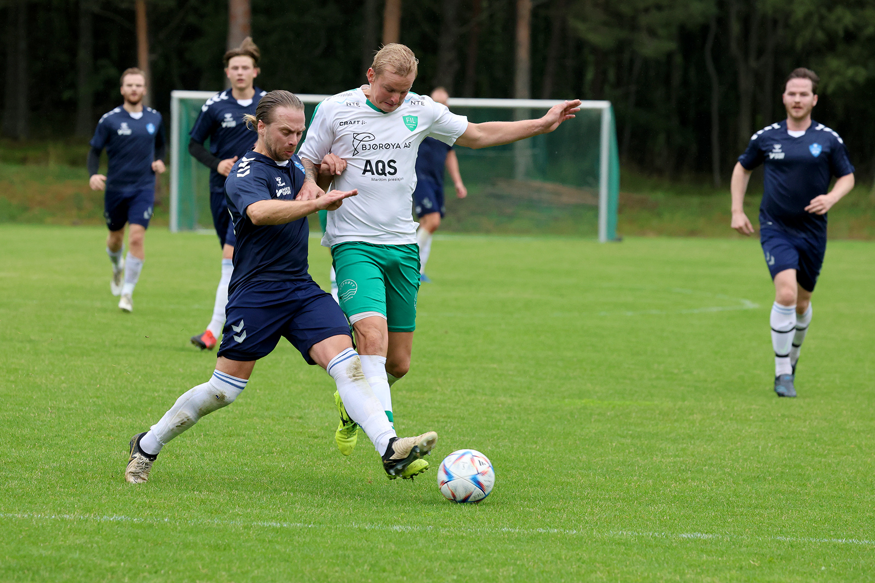 Alexander Hoddø Breistrand stoppes av en Innherred-forsvarer.