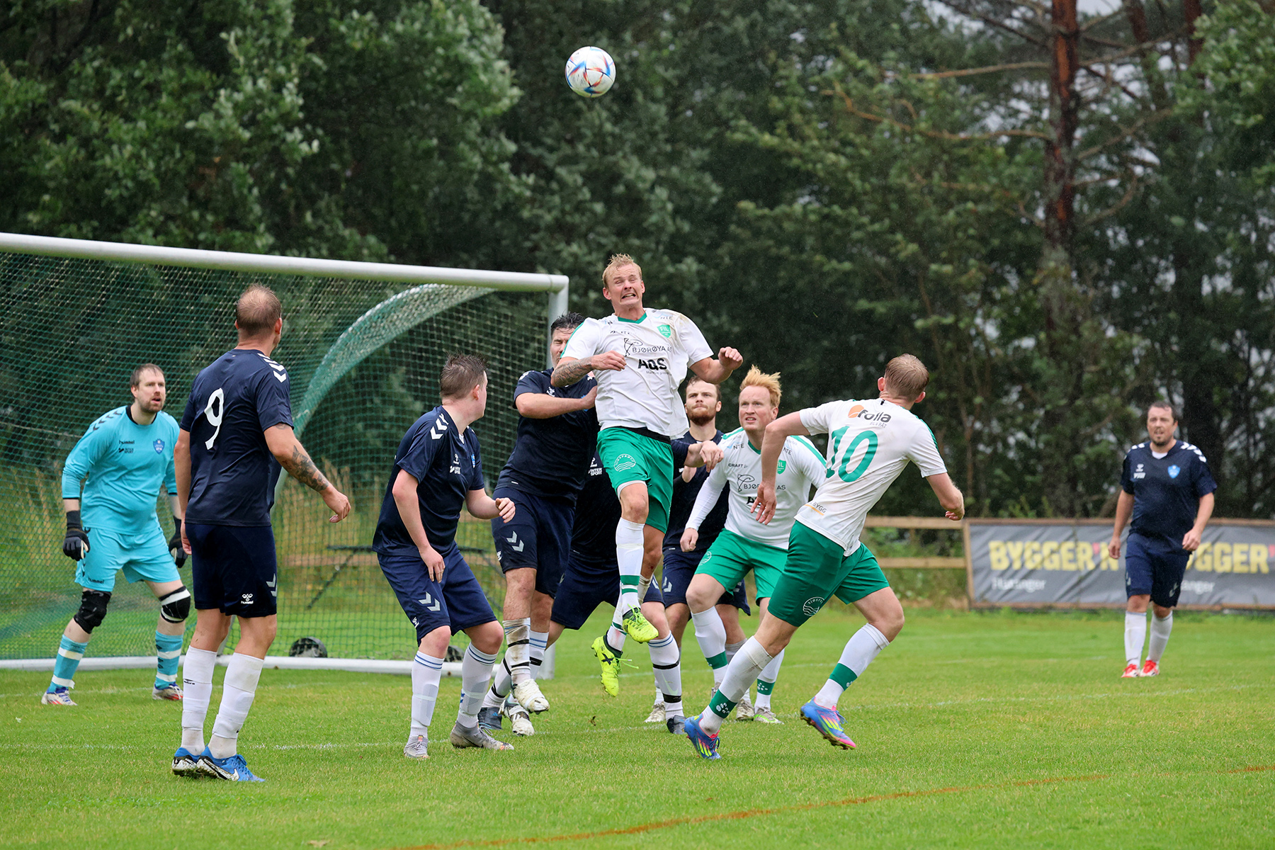 Alexander Hoddø Breistrand er oppe og header, uten at det ga noen uttelling denne gangen.