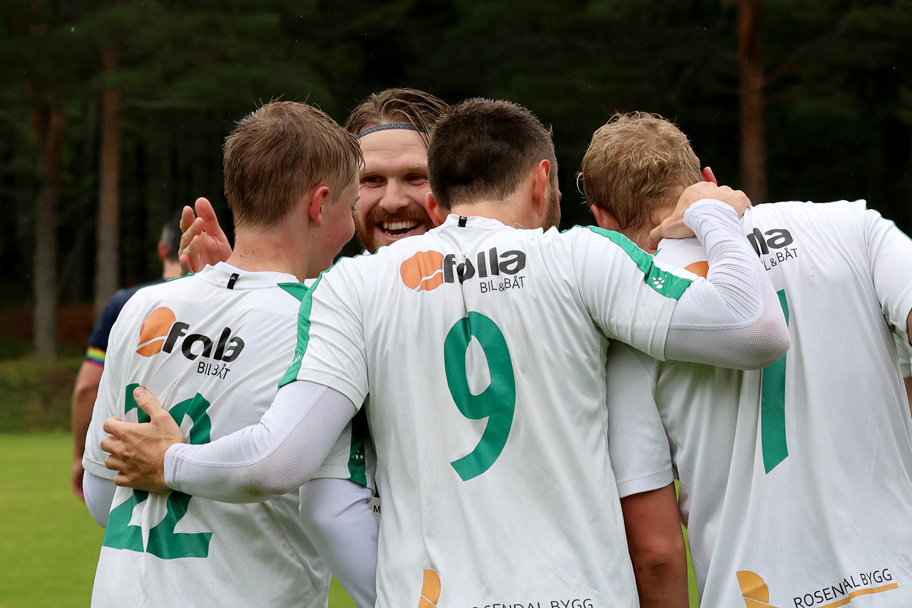 Arn Frisendal blir feiret etter å ha satt 1-0-målet!