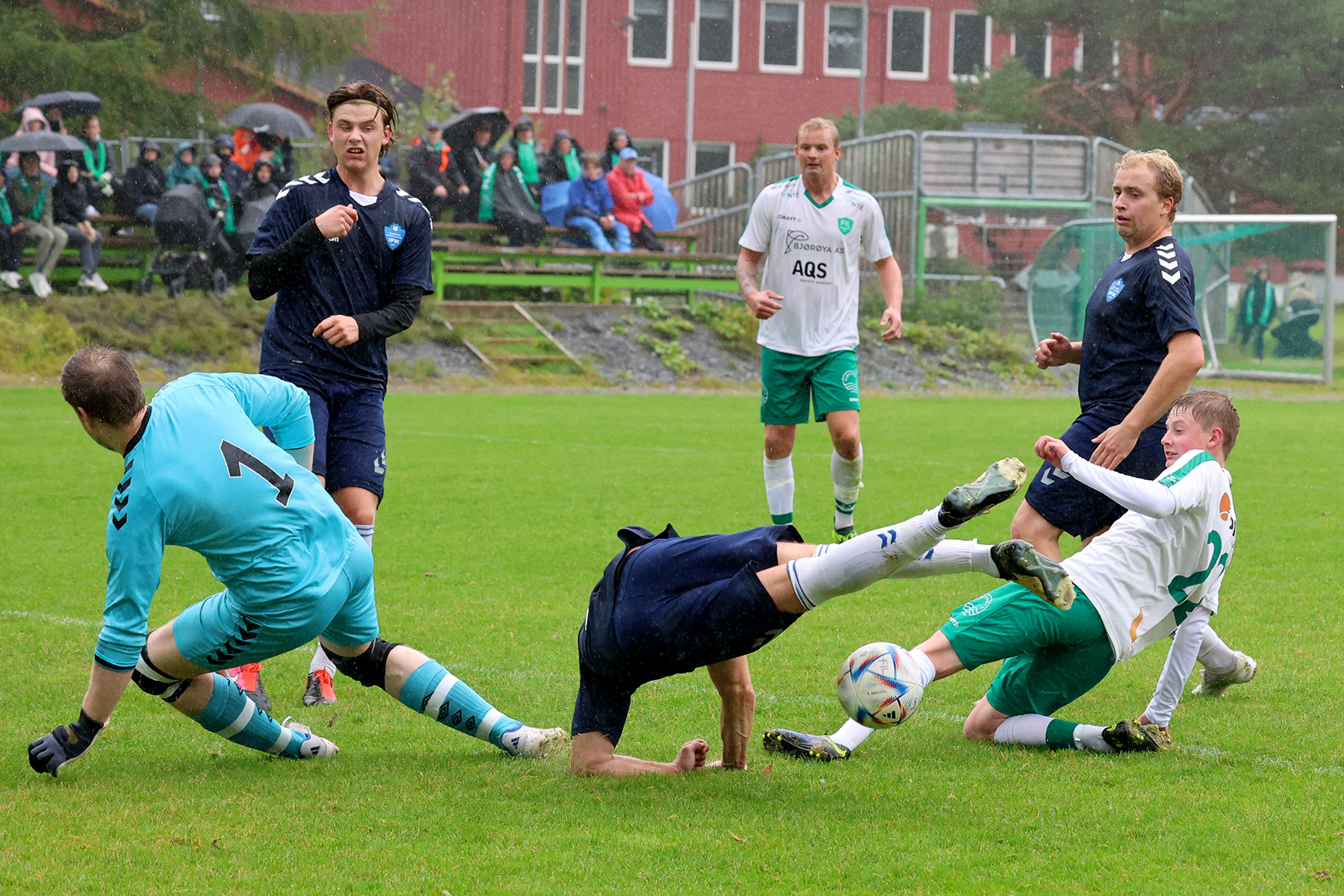 Her kom en retur som Thomas Einvik ett sekund senere skyter rett i mål. 2-0.