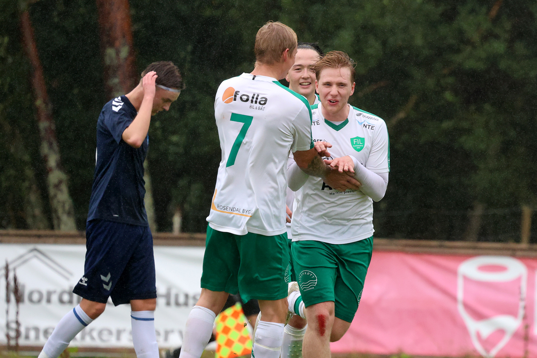 Nicolai Forås jubler etter 6-0-skåringa.