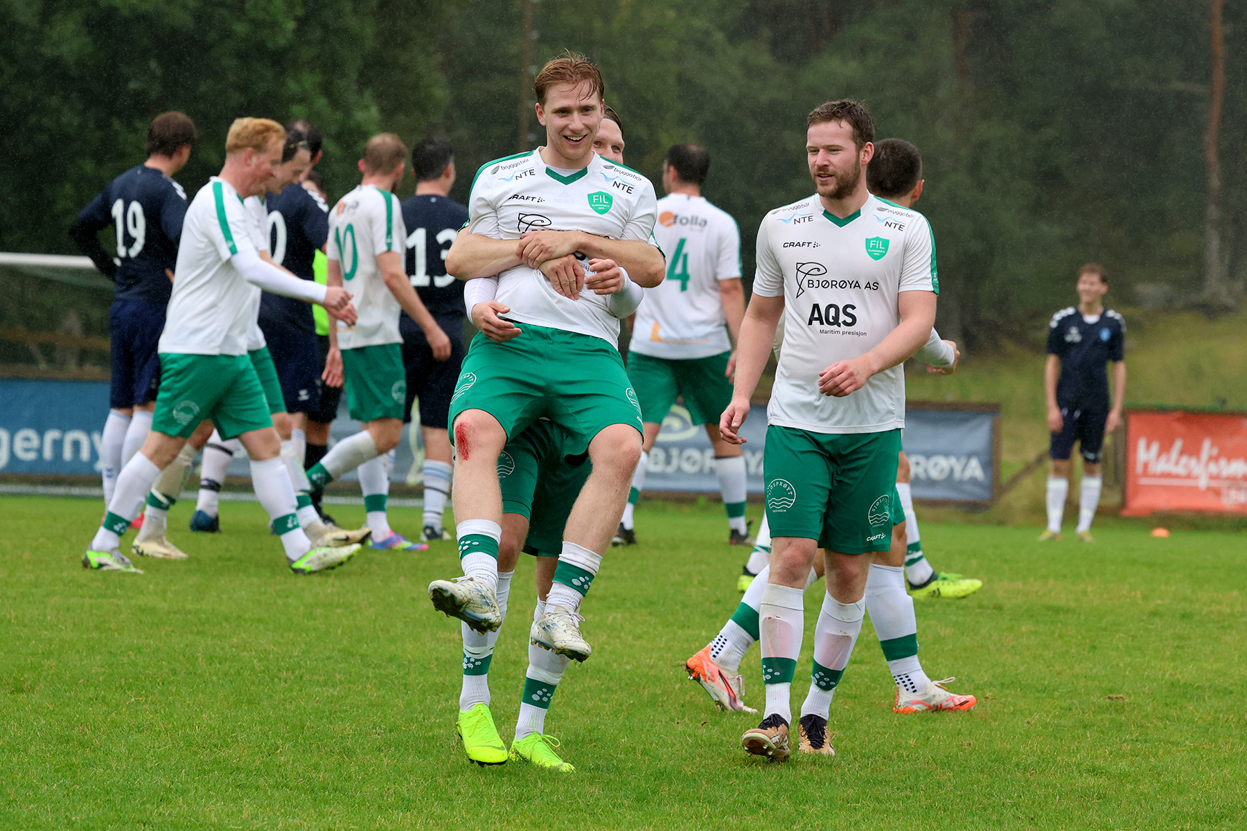 Karl Ivar Dahle Høstland løfter Nicolai Forås i været, etter hans 6-0-skåring.