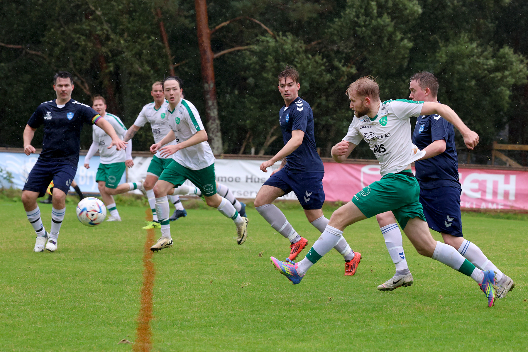 Ola Kristian Dahle med sjumilssteg, før han skyter ballen rett i mål!