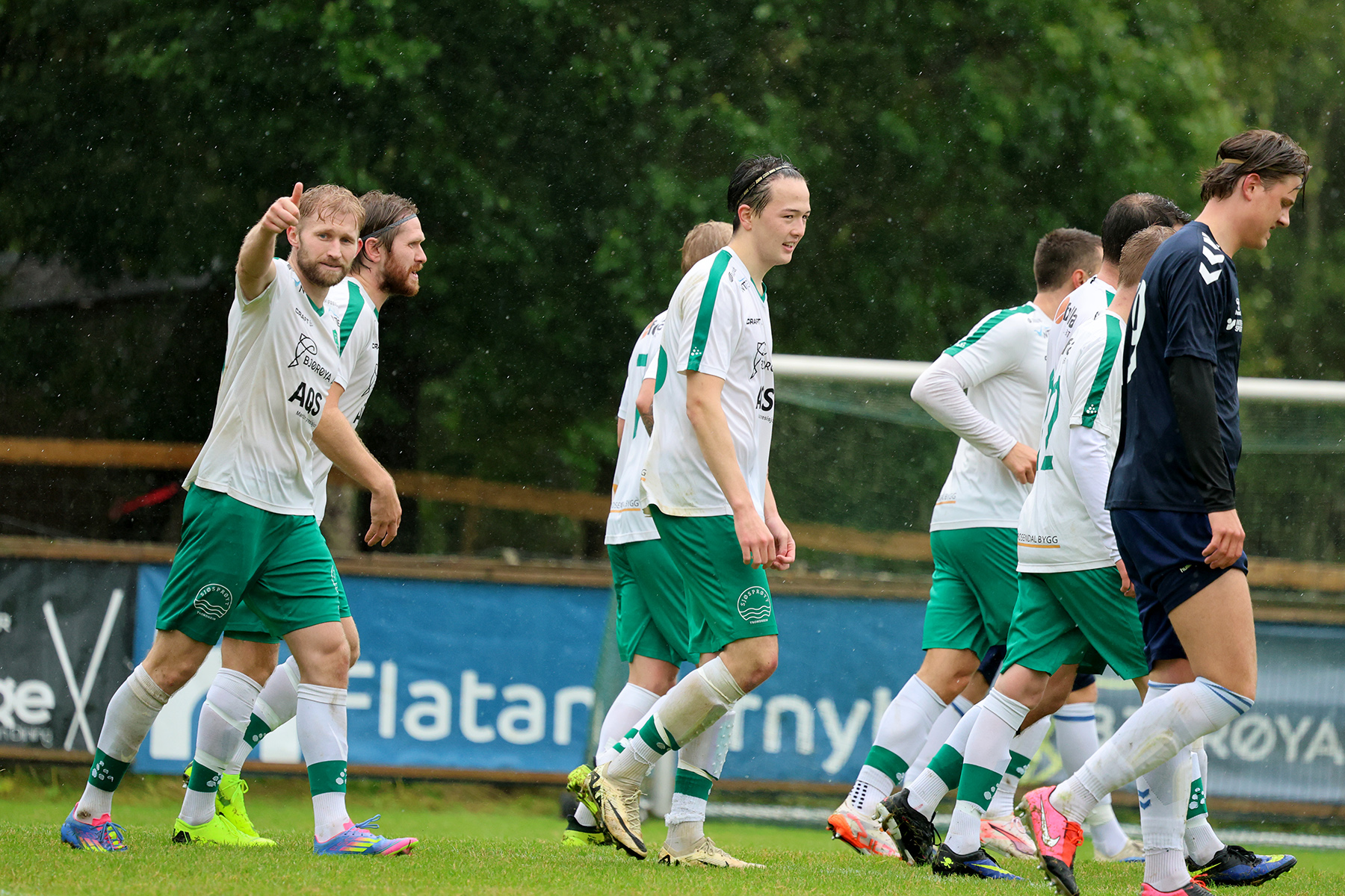 Ola Kristian Dahle Høstland med et tydelig signal til publikum. Dette går veien!