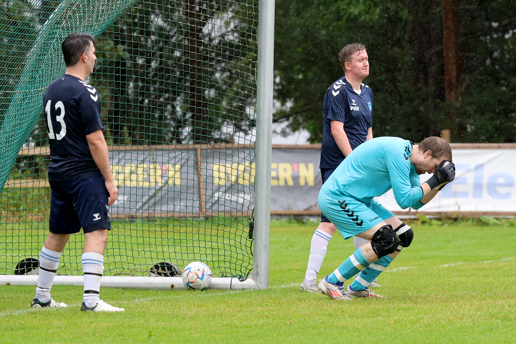 Det gikk ikke helt Innherreds vei lørdag, Keeper Kim Tore Sjøbakk fortviler etter nok ei Flatanger-skåring.
