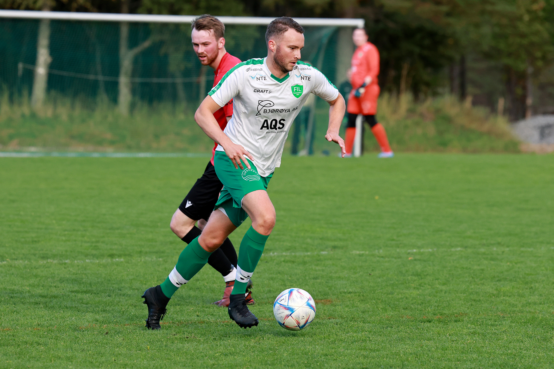 Benjamin Lein Fugl&aring;r legger en leksdaling bak seg.