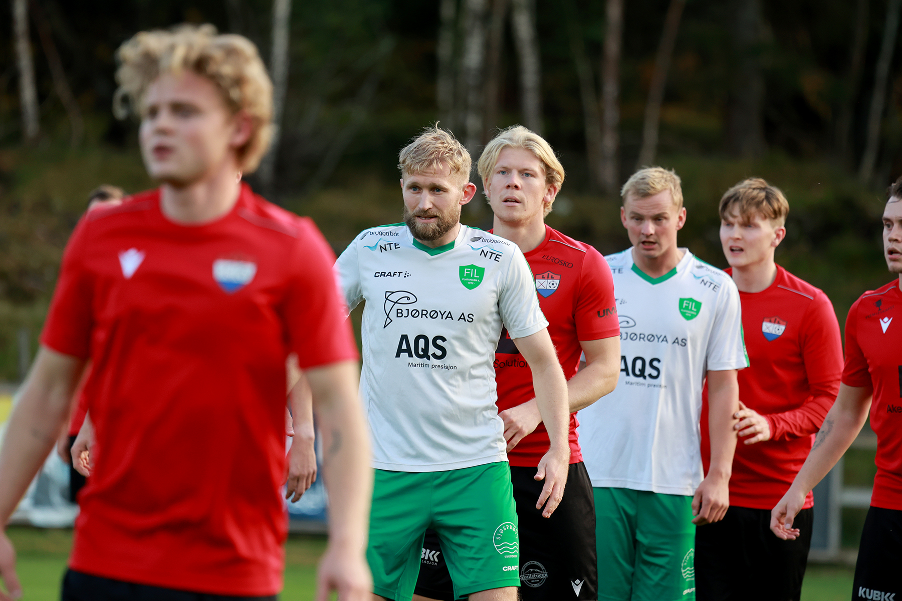 Annenhver leksdaling og flatangring klare til &aring; ta imot hj&oslash;rnesparket.