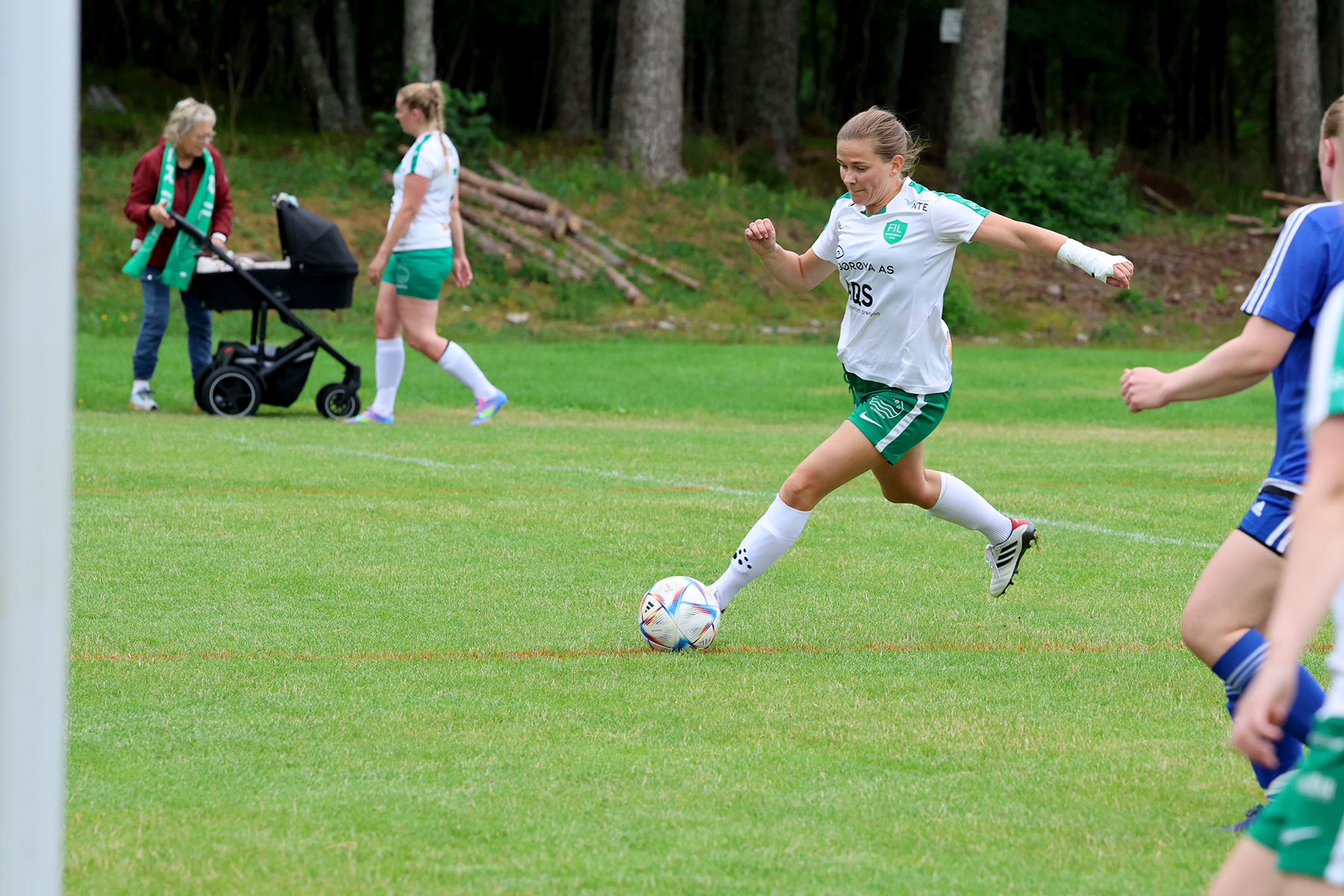 Hilde Lænd tilbake på banen, etter at hun ble skadet i den første kampen i vår. Her med et målgivende innlegg. I bakgrunnen har Signe Jakobsen tatt en pause for å se til lille Jesper.