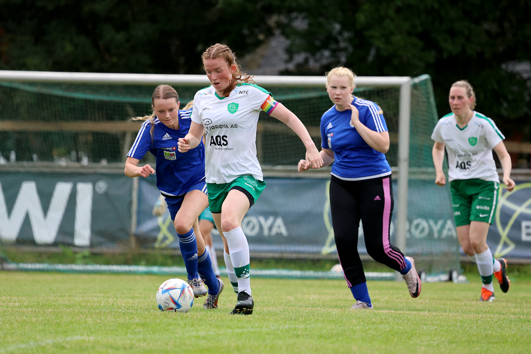 Julie Devik Leithe driblet seg fri og la den målgivende pasningen til Signe Jakobsens første mål.