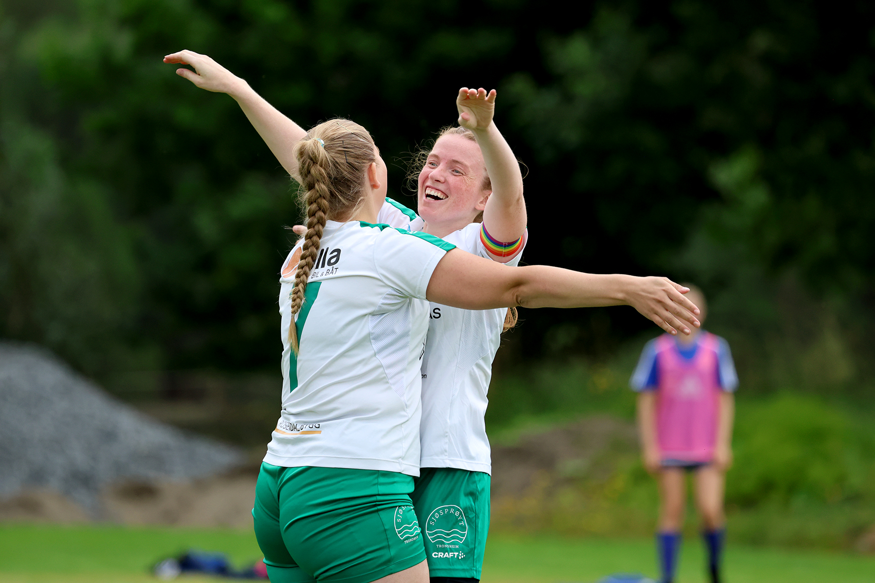 Signe Jakobsen og Julie Devik Leithe jubler etter hennes første skåring, med innlegg fra nettopp Julie.
