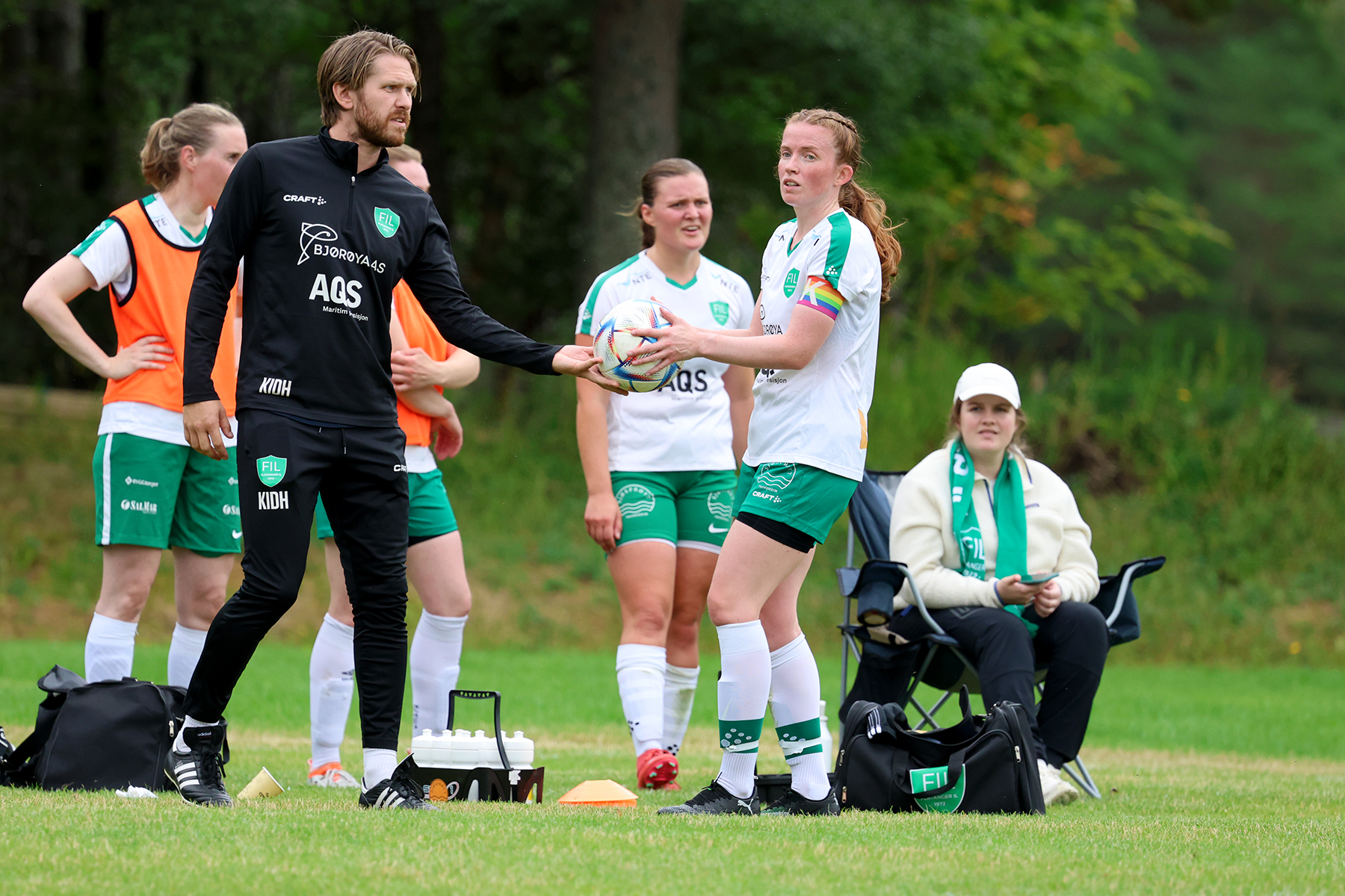 Karl Ivar Dahle Høstland steppet inn som trener, og dirigerte troppene fra sidelinja. Her veksler han noen ord med kaptein Julie Devik Leithe.