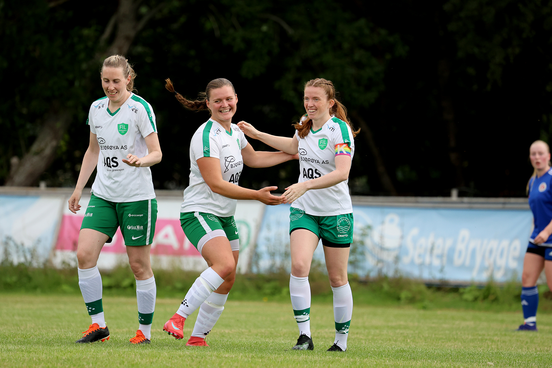 Julie Devik Leithe (til høyre) skåret Flatangers andre mål, og blir hyllet av Linn Kjersti Aspø og Karen Indiana Finanger.