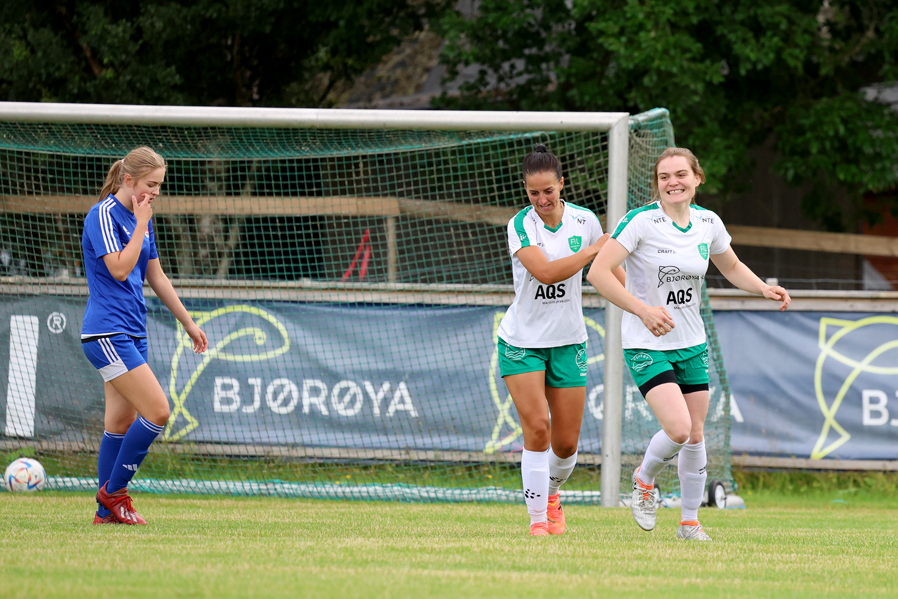 Lisbeth Kammen åpnet målshowet på Vik, etter bare to minutters spill. Her sammen med Victora Bentzen.
