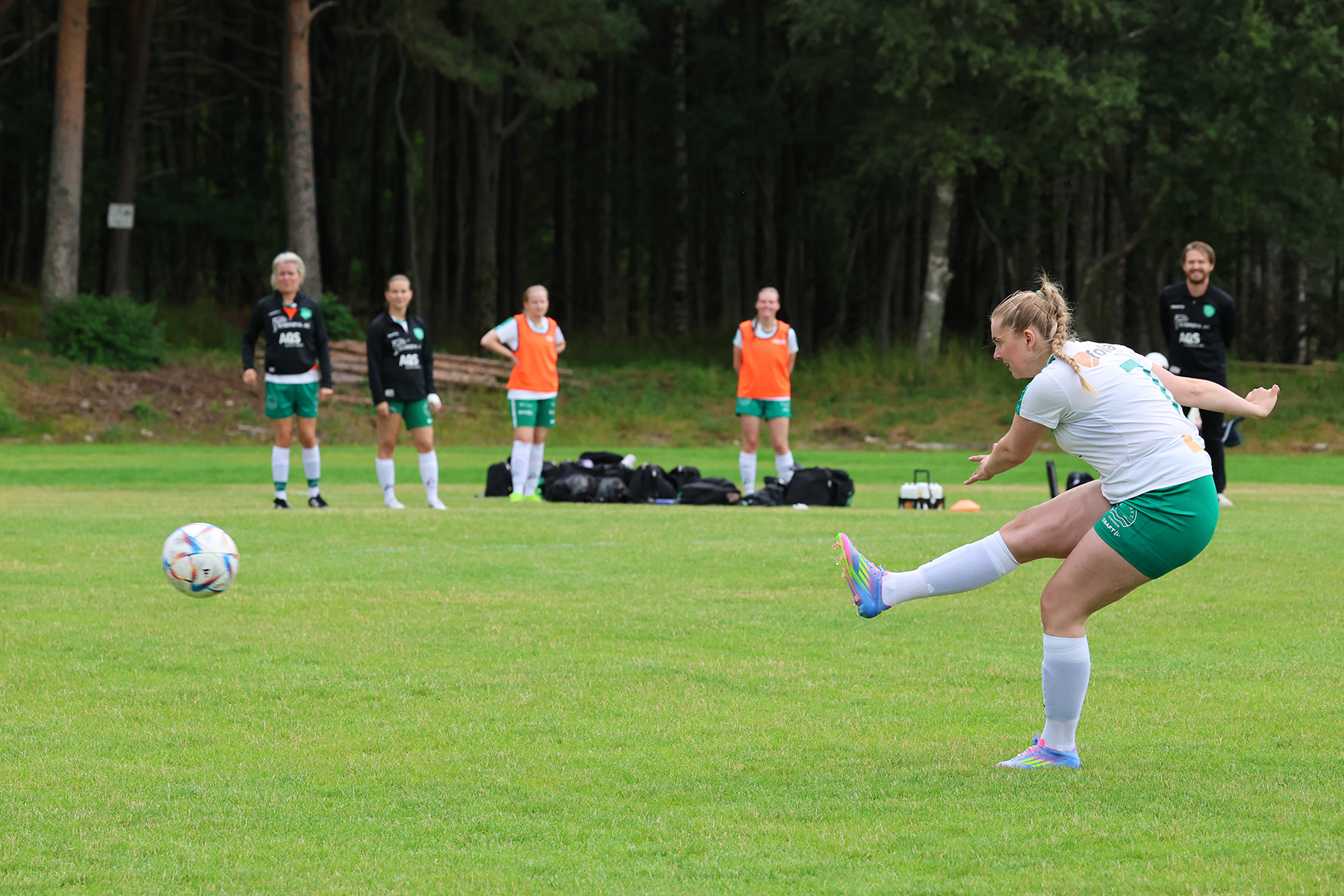 Her dundrer Signe Jakobsen inn sitt første av fire mål i kampen.