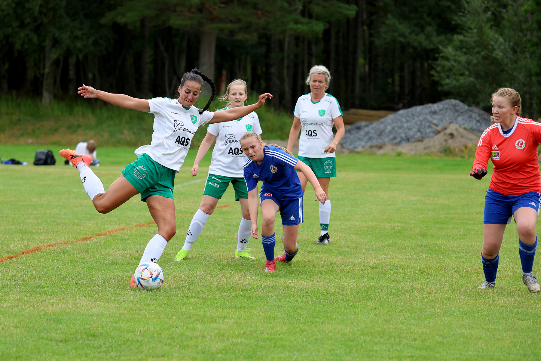 Victoria Bentzen i aksjon foran Leksviks keeper.