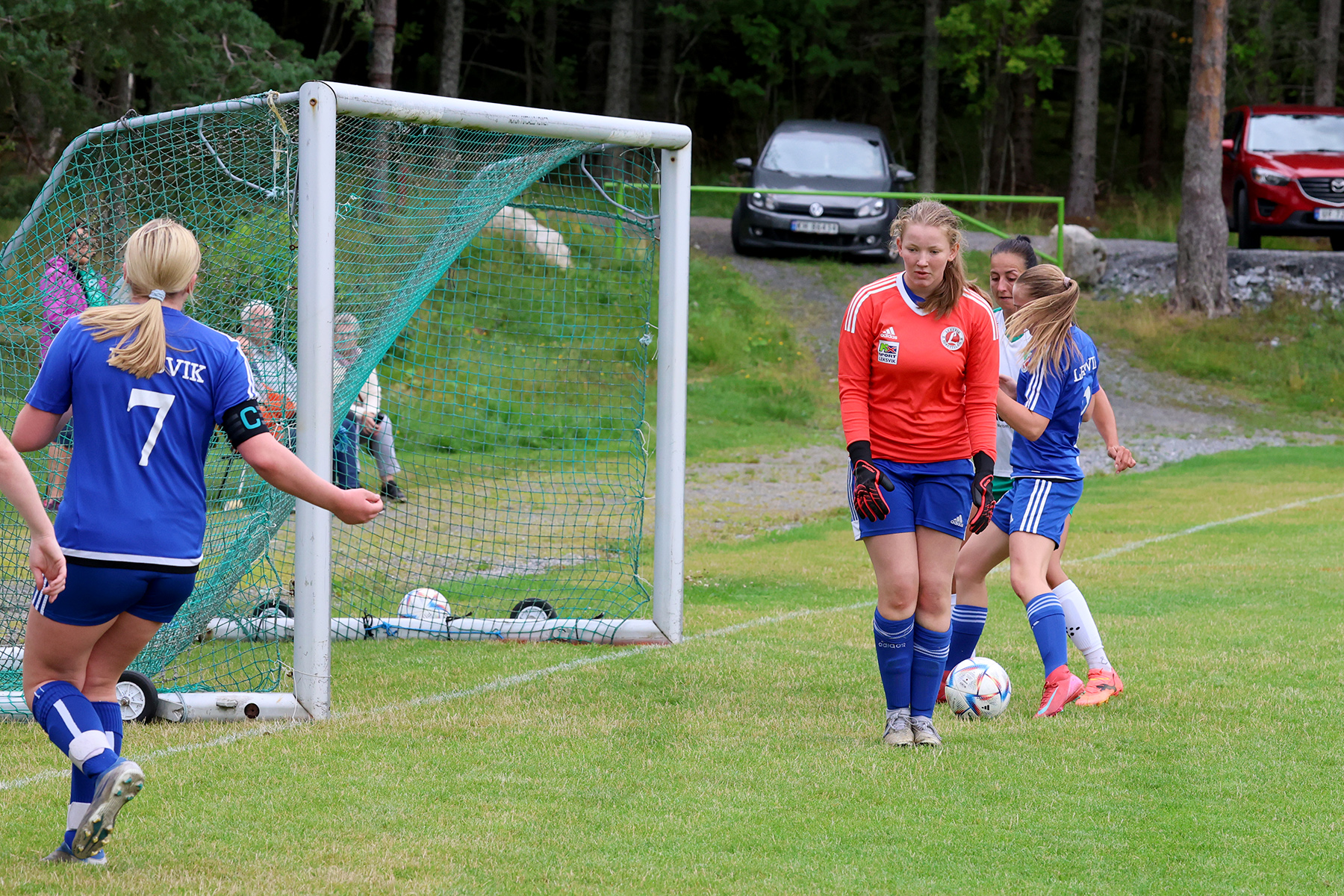 Leksviks keeper frøs til noen sekunder og trodde trolig at ballen hadde gått ut, men bak henne kjempet to spillere om ballen...