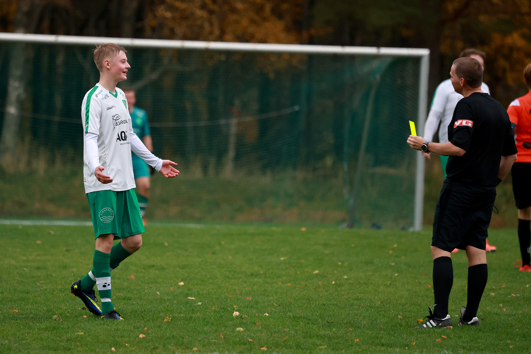 Arm Frisendal var uheldig og var borti ballen med hånda. Det hjalp ikke at han prøvde å gjemme hånda bak på ryggen, dommeren kom med det gule kortet...
