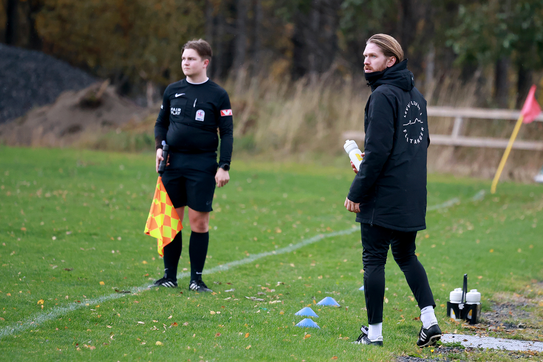 Karl Ivar Dahle Høstland er spillende trener, men lørdag var han bare trener. Han måtte stå over kampen på grunn av for mange gule kort.
